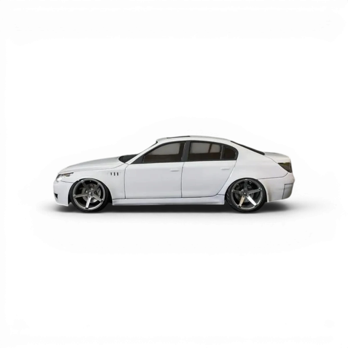 Carrosserie BMW E60 en plastique pour modèle RC, fabriquée par Aplastics RC, vue de face avec détails de la carrosserie.