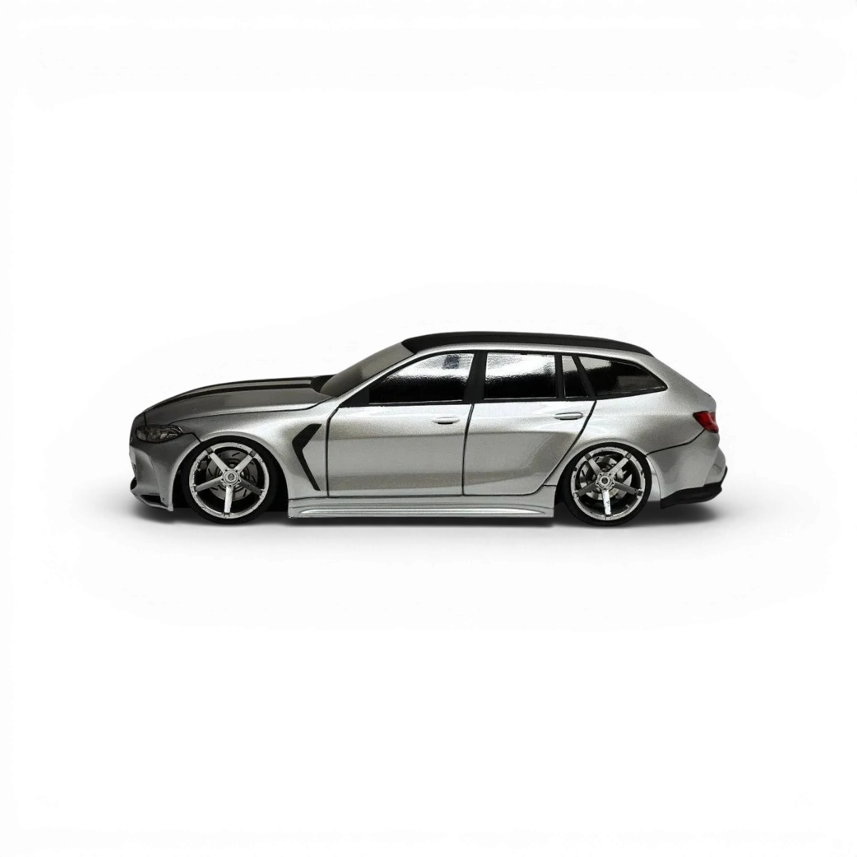 Carrosserie BMW G81 M3 de Aplastics RC, détaillée avec finition réaliste pour modèle réduit.