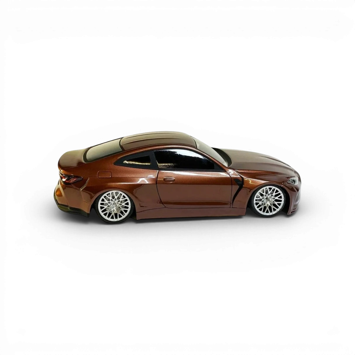 Carrosserie BMW M4 G82 V2 pour voiture RC, conçue par Aplastics RC, avec détails précis et finition réaliste.