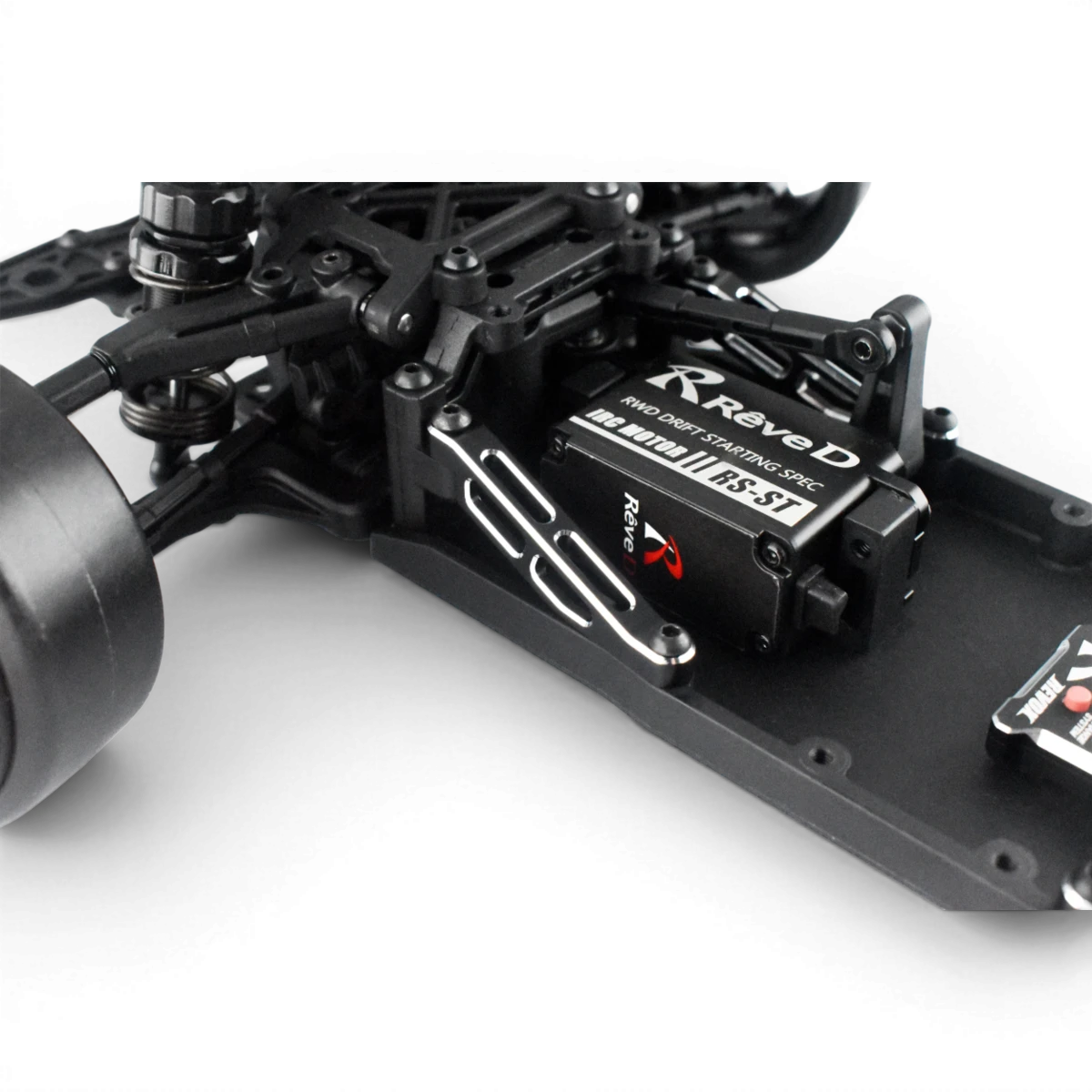Bras de renfort en aluminium pour châssis RDX, produit par Team Reve D, visible avec fixation et composants métalliques.