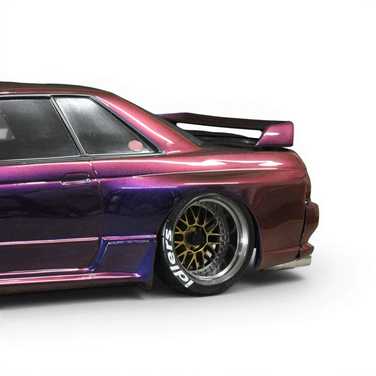 Carrosserie Nissan BNR32 Skyline GT-R Pandora RC, modèle réduit pour voiture télécommandée, vue de face avec détails colorés.