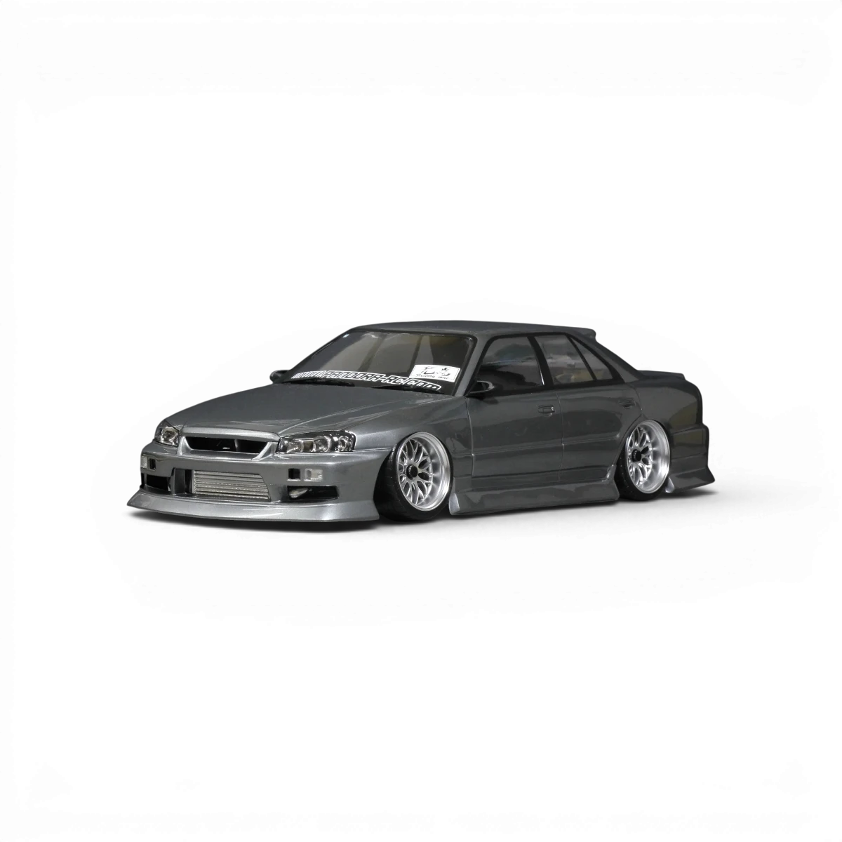 Carrosserie Nissan Skyline ER34 4 portes Pandora RC, pièce pour voiture RC, vue de face avec détails de la carrosserie.