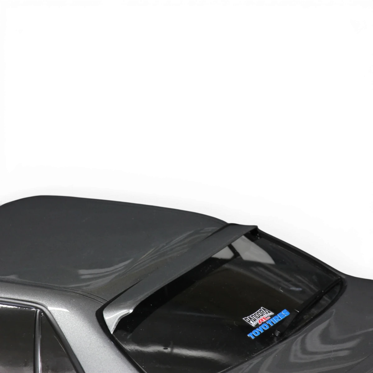 Carrosserie Nissan Skyline ER34 4 portes Pandora RC, vue de face avec détails de la carrosserie en plastique.