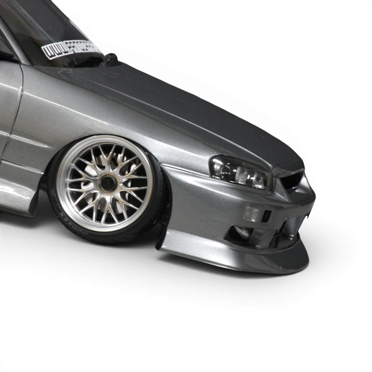 Carrosserie Nissan Skyline ER34 4 portes de marque Pandora RC, vue de face avec détails de la carrosserie.