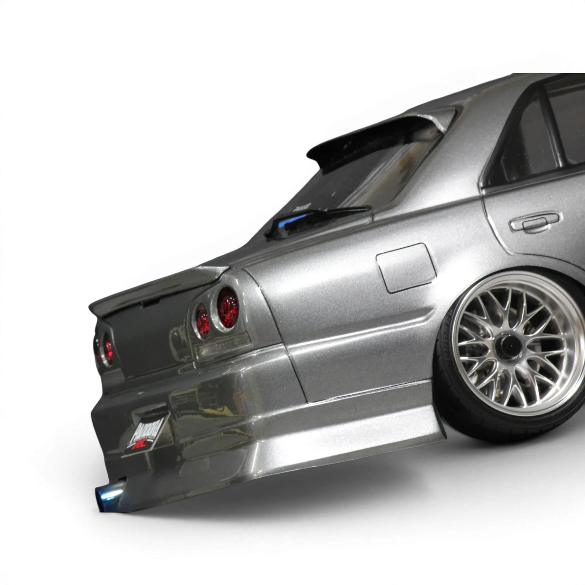 Carrosserie Nissan Skyline ER34 4 portes Pandora RC, vue de face, en plastique, détails réalistes pour modélisme automobile.