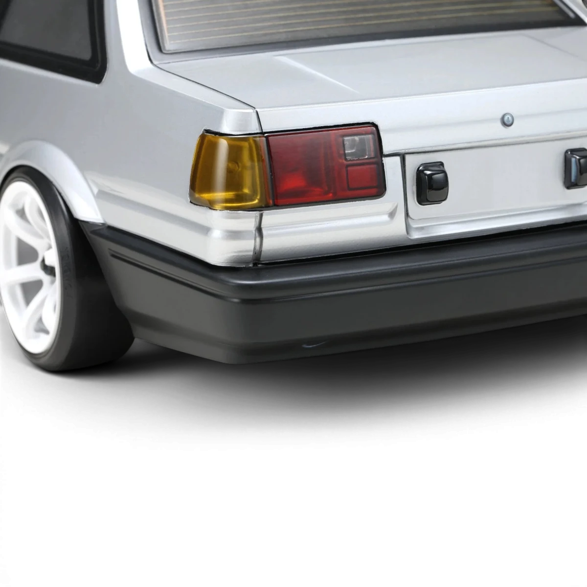 Carrosserie Toyota AE86 Trueno T2 pour voiture RC, fabriquée par Team Yokomo, visible en détail avec design précis.