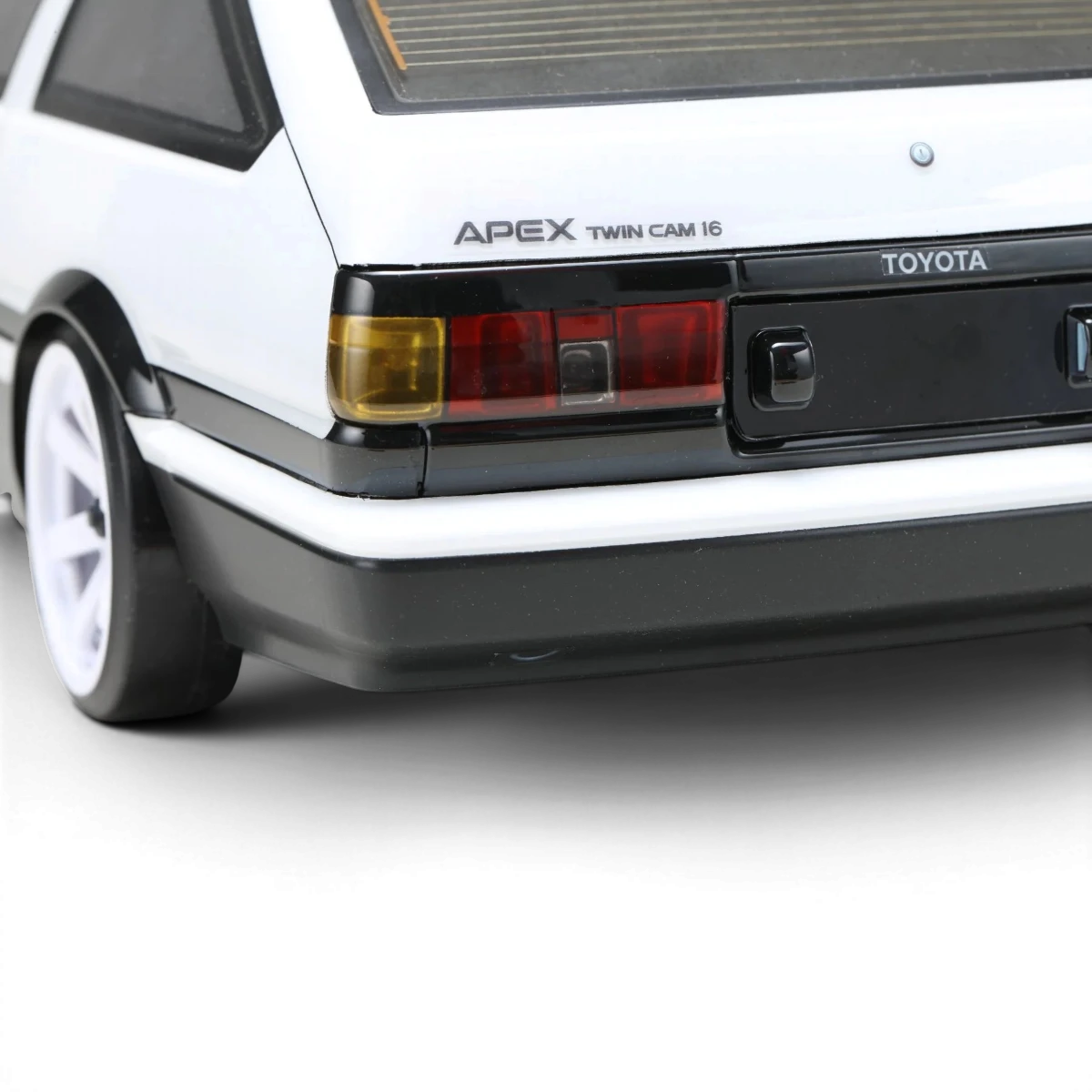 Carrosserie Toyota AE86 Trueno T3 de Team Yokomo, en plastique blanc avec détails de peinture bleue et logo sur la carrosserie.