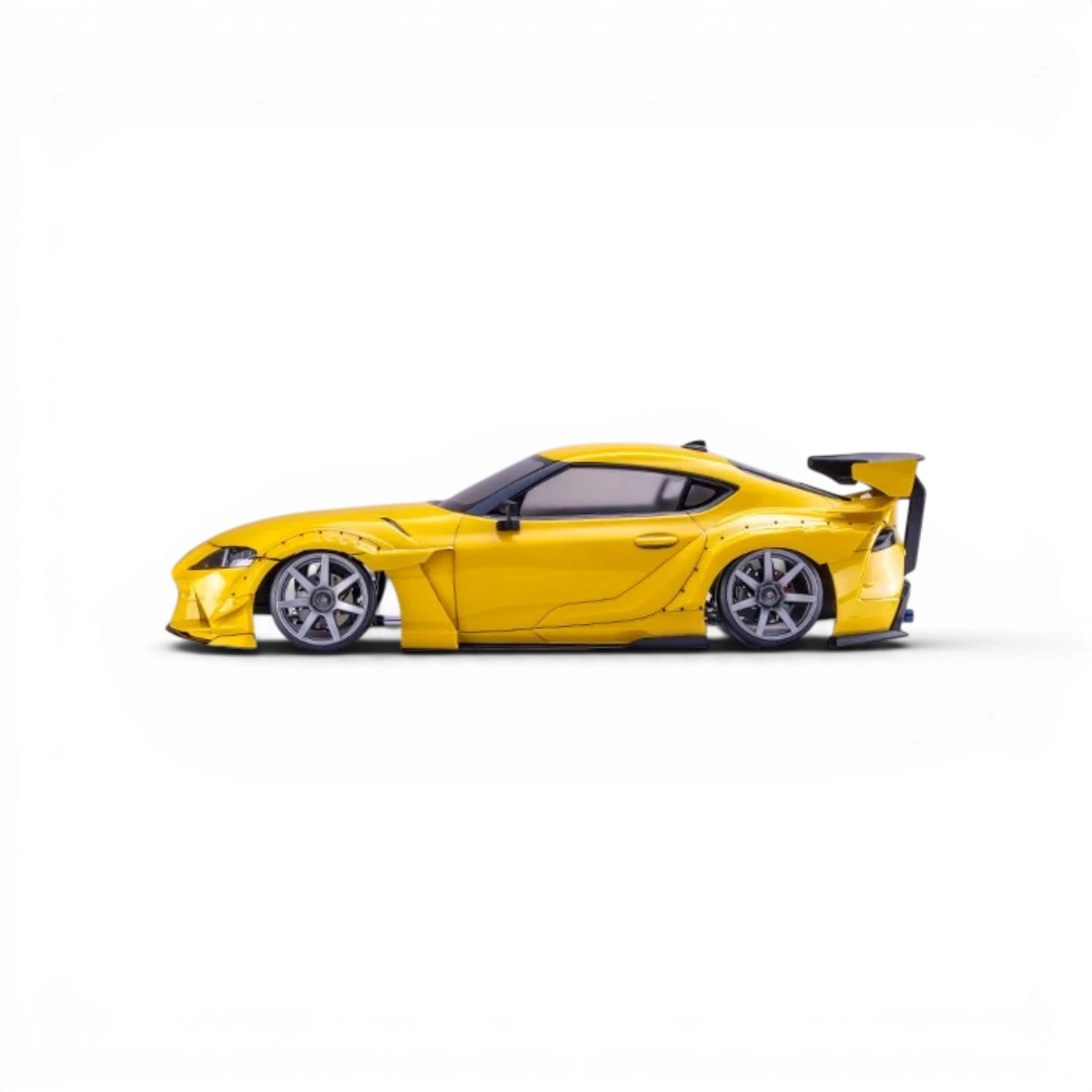 Carrosserie WEINS Toyota Kanagawa x OREDA Racing pour GR Supra, équipée pour courses, en design sportif et détaillé.