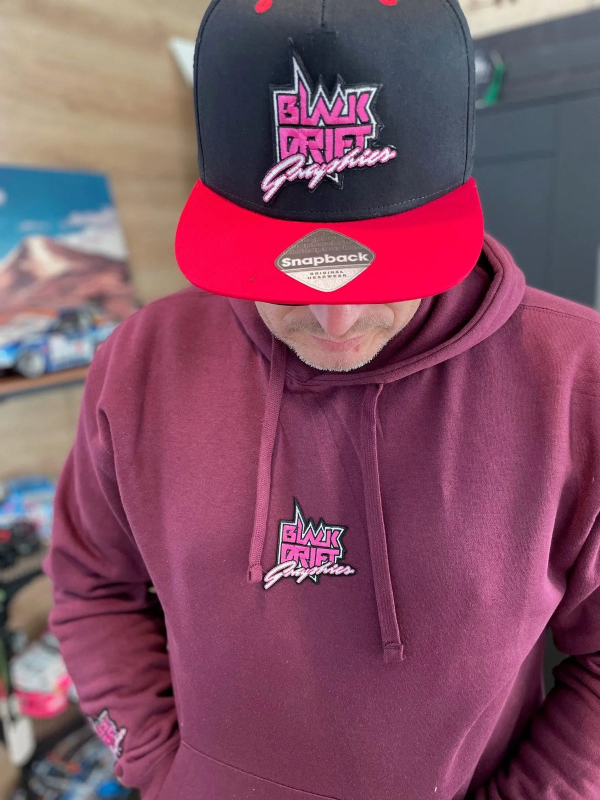 Casquette snap noire Black Drift Stickers, style décontracté, vue de face avec logo visible.