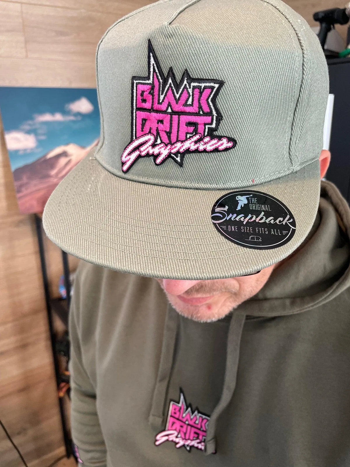 Casquette snap noire de la marque Black Drift Stickers, vue de face avec logo visible sur le devant.