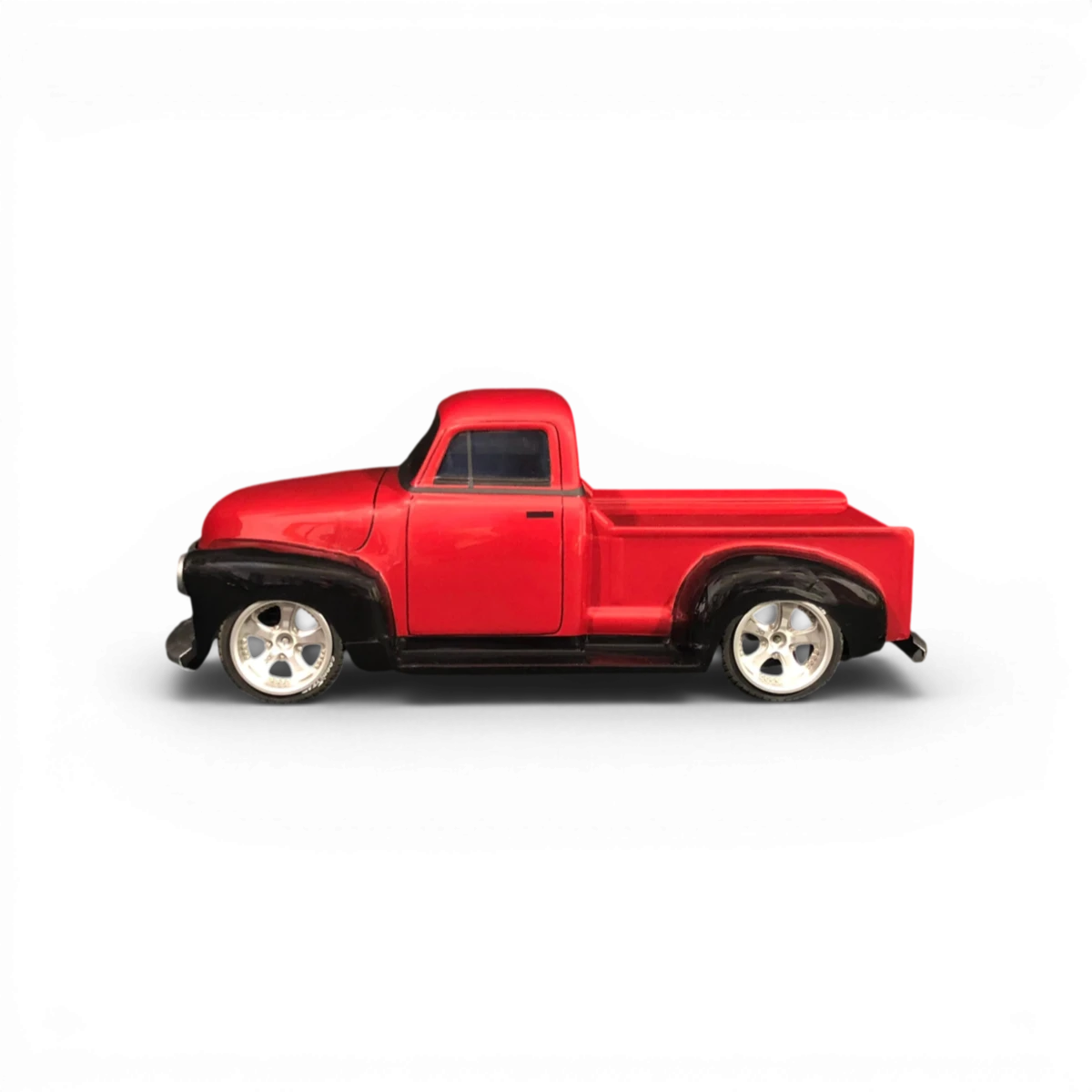 Carrosserie de camion Chevy pickup Aplastics RC, vue de face avec détails de la peinture et des lignes du véhicule.