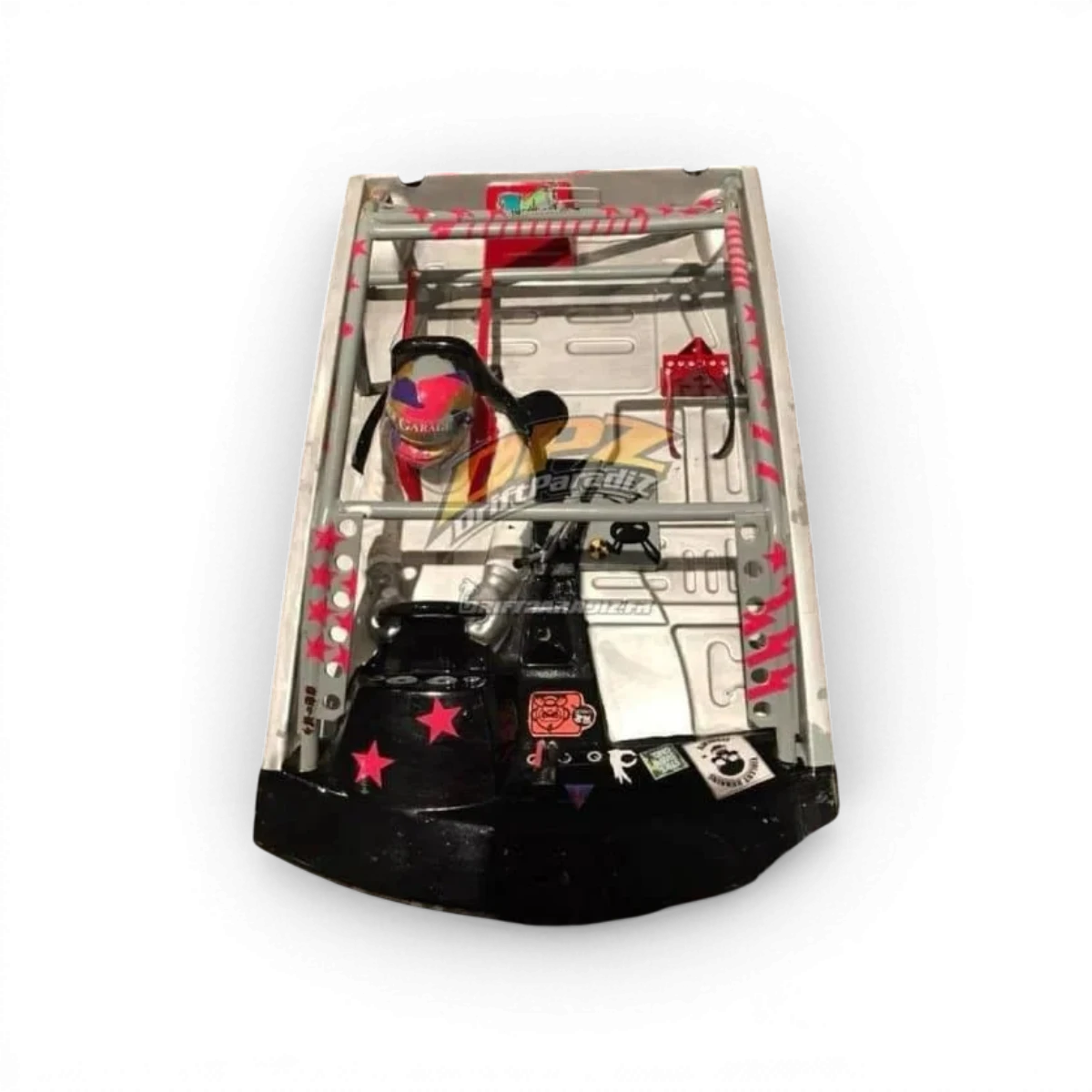 Intérieur de cockpit RHD personnalisé pour modèle Tamiya, avec détails réalistes et finitions précises.