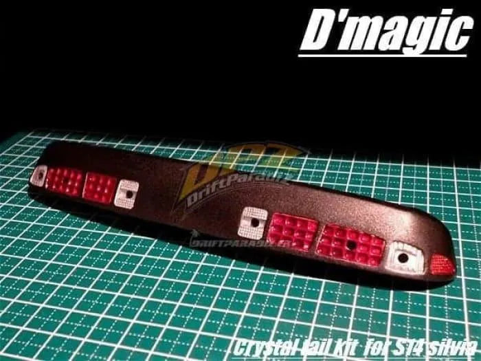 Kit de queue en cristal pour S14 Silvia, customization D-magic JP, détails en cristal visibles sur la voiture.