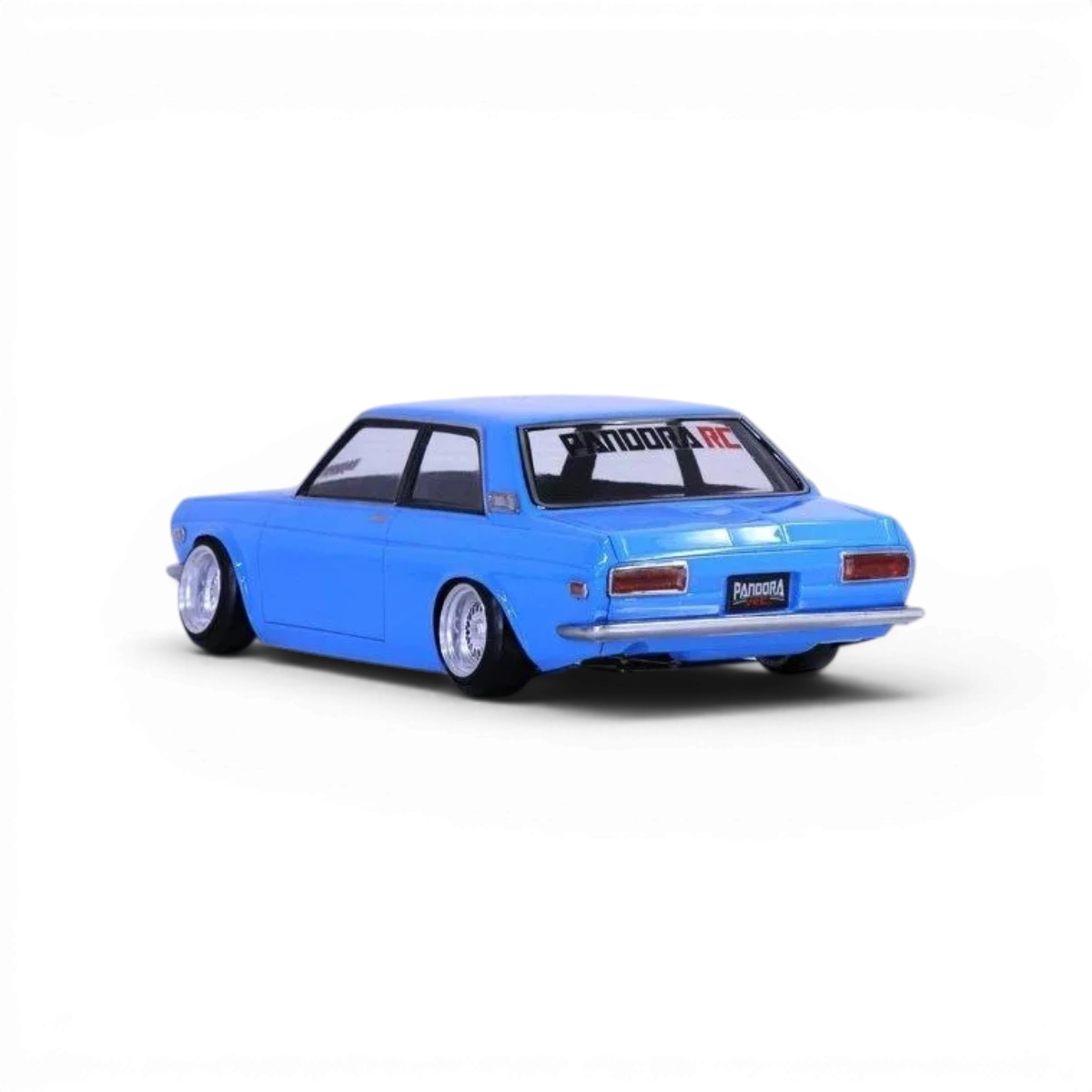 Modèle de carrosserie Datsun 510 Blue Bird de la marque Pandora RC, vue de face avec détails de la peinture bleue.
