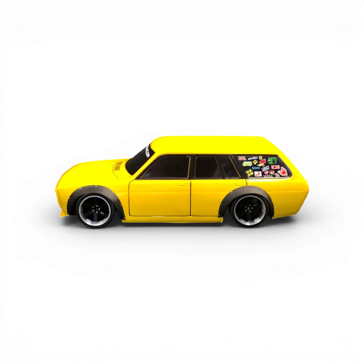 Carrosserie Datsun 510 Wagon (Break) de grande taille, marque Aplastics RC, vue en gros plan, détails de la carrosserie.