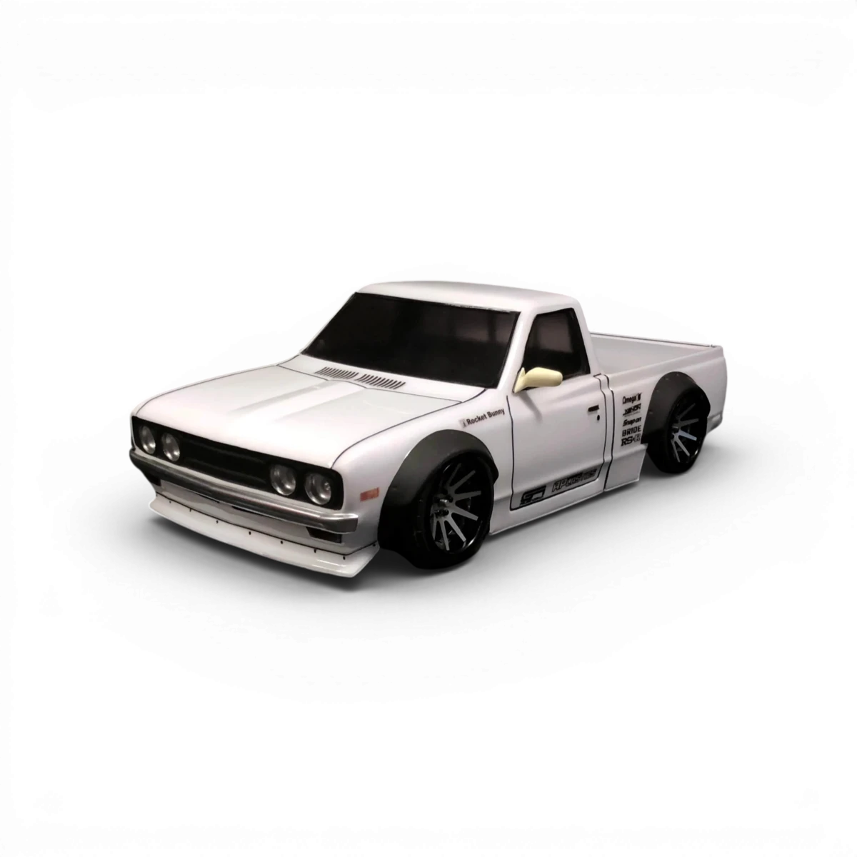 Carrosserie de pickup Datsun 620 Aplastics RC, modèle miniature de véhicule vintage, détails réalistes et finition précise.