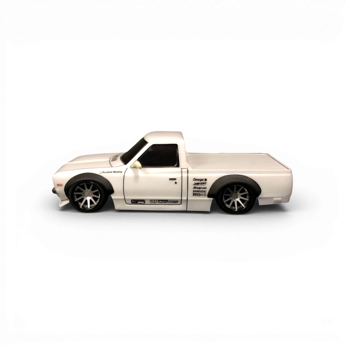Carrosserie de pickup Datsun 620 de la marque Aplastics RC, vue de face avec détails de la carrosserie en plastique.