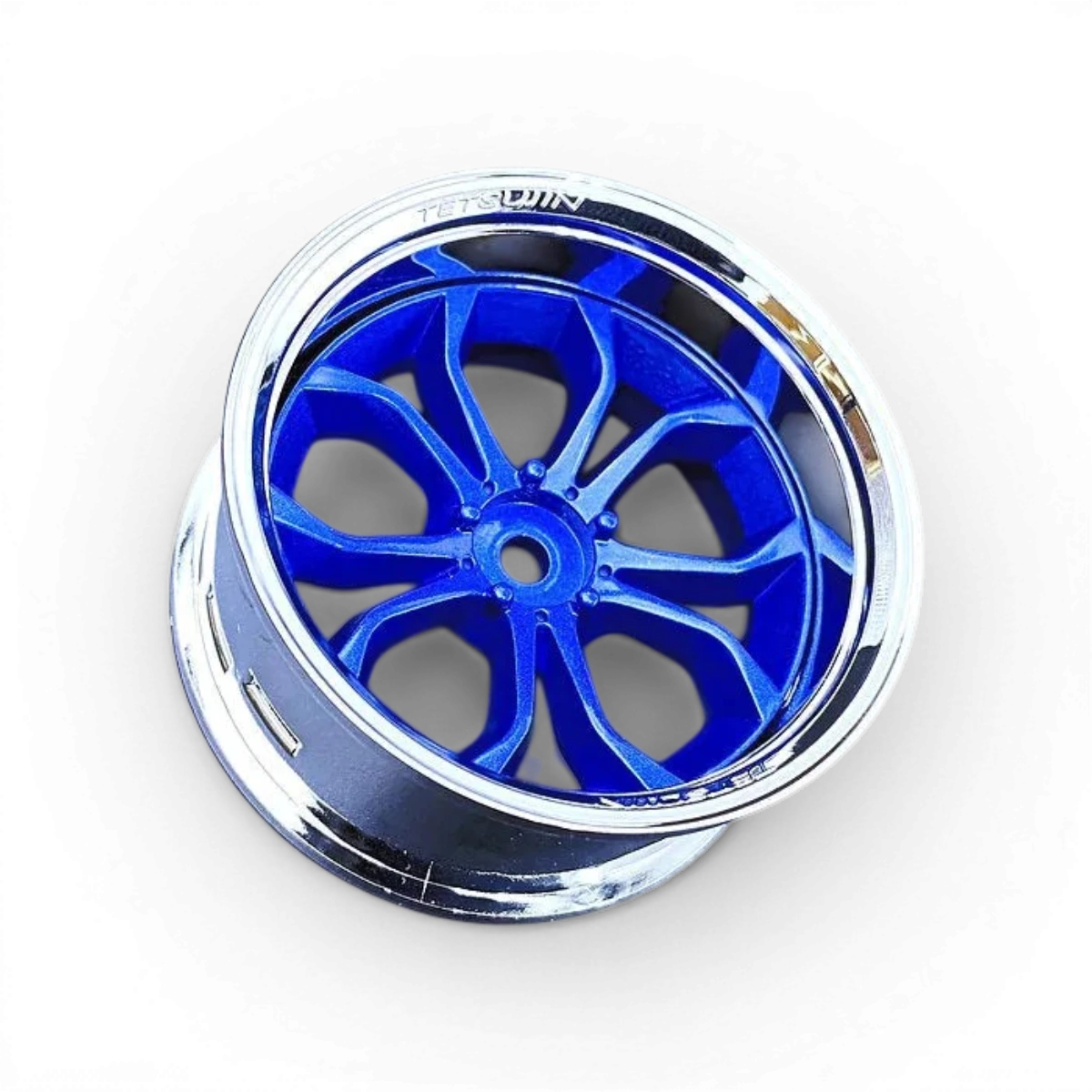 Roues Tetsujin Deep Spyder Bleu en métal et chrome, avec design complexe, pour voiture de haute performance.