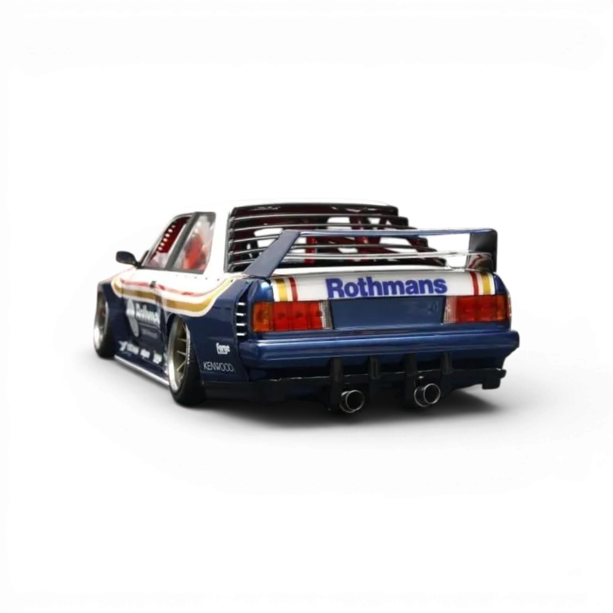 Kit de carrosserie E30 large pour voiture RC Aplastics RC, vue de face montrant le large design de la carrosserie.