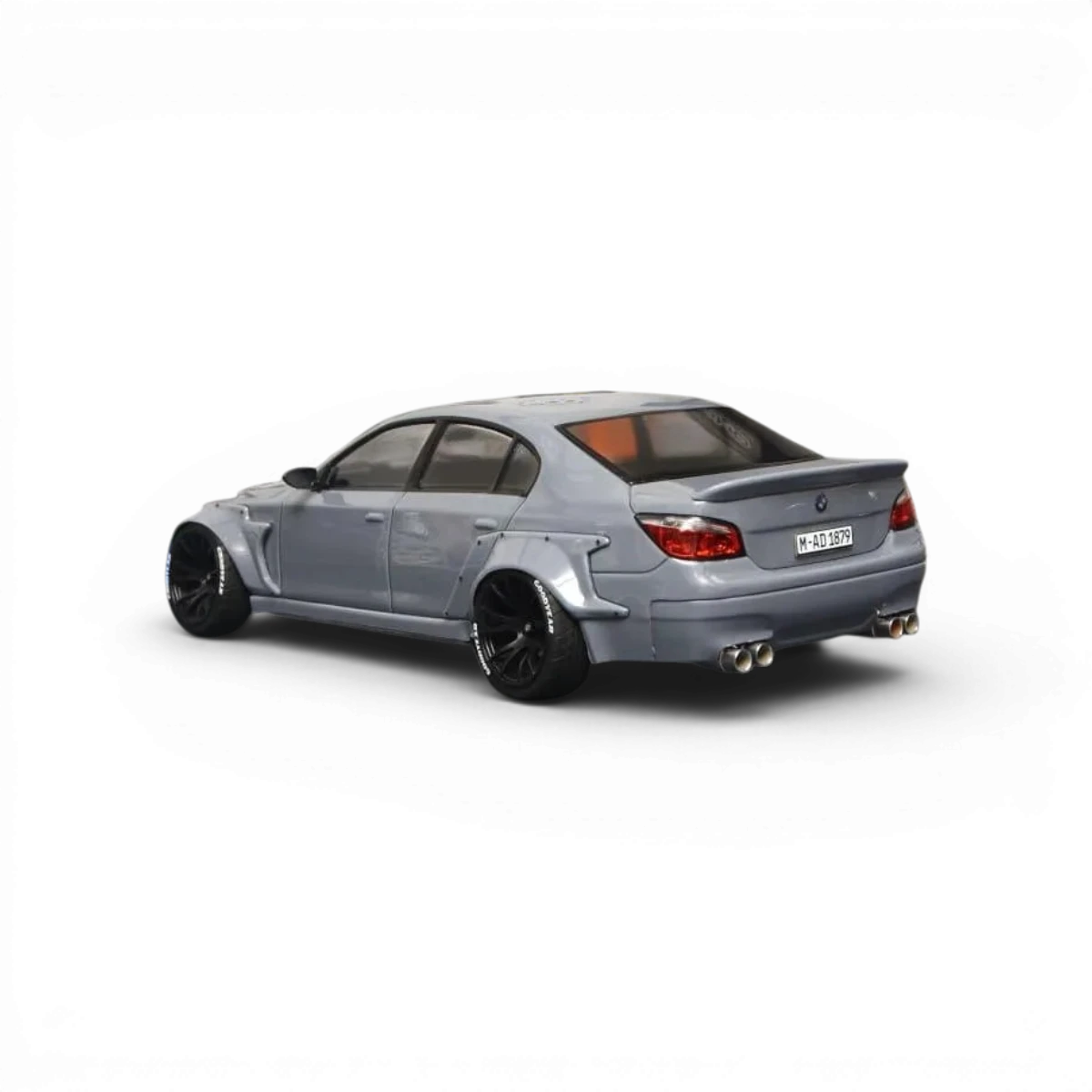 Kit de carrosserie E60 large de Aplastics RC pour voiture, avec détails visibles de la structure en plastique.