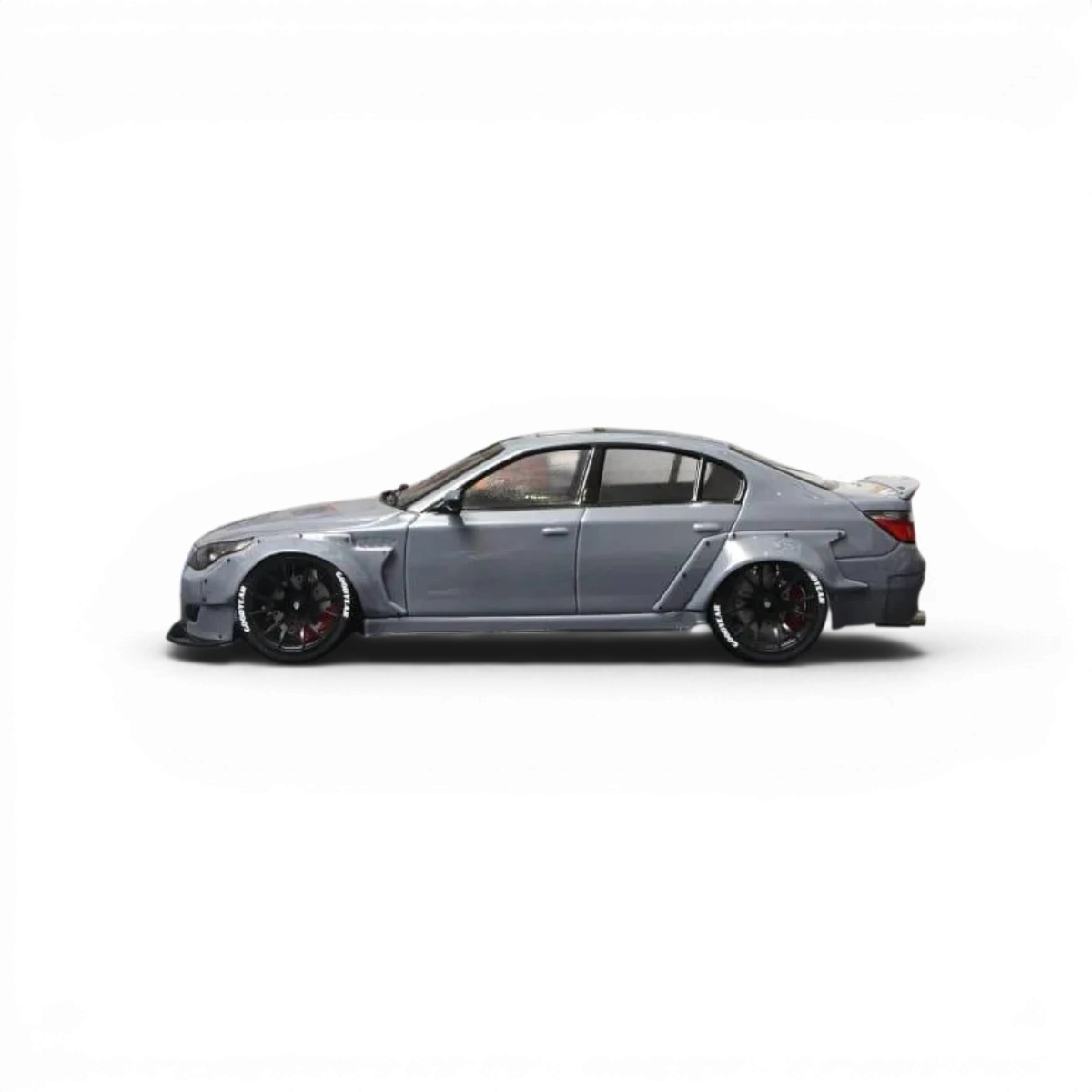 Kit de carrosserie E60 large pour voiture RC Aplastics RC, pièce en plastique robuste avec détails précis et finition de haute qualité.