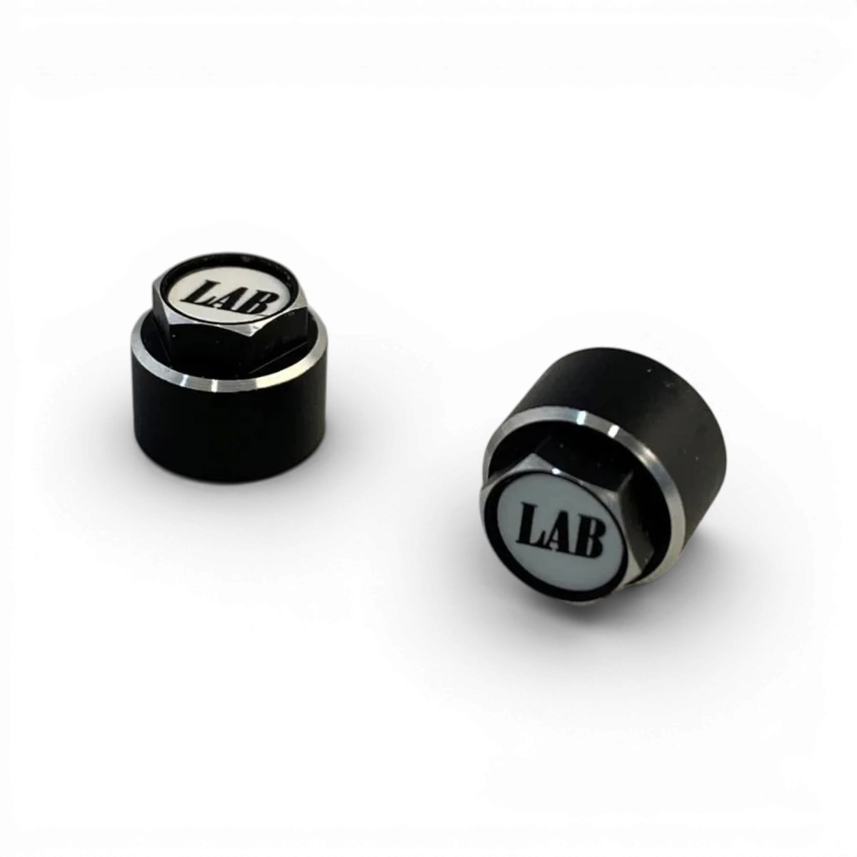 Ecrous blancs pour jantes de voiture, pièce détachée de la marque Custom lab's, visibles avec finition brillante.