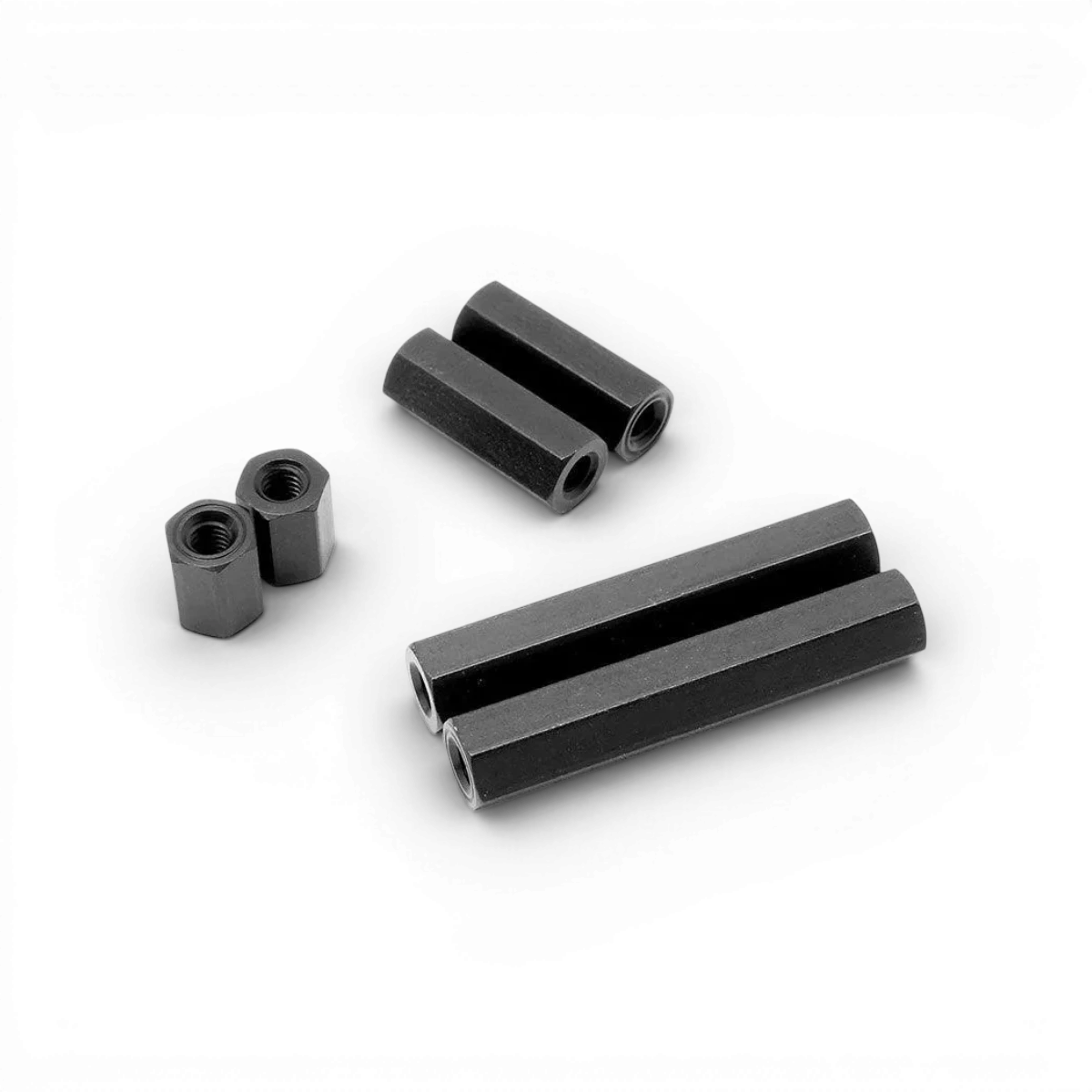 Entretoise d’extension hexagonale en aluminium noire de 30mm, conçue par Wrap-UP next, pour ajustements de fixation et de montage.