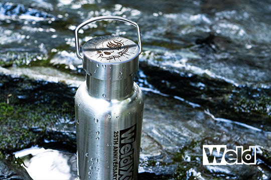 Gourde bouteille Overdose édition limitée 25e anniversaire, accessoire de collection avec logo et design spécial.