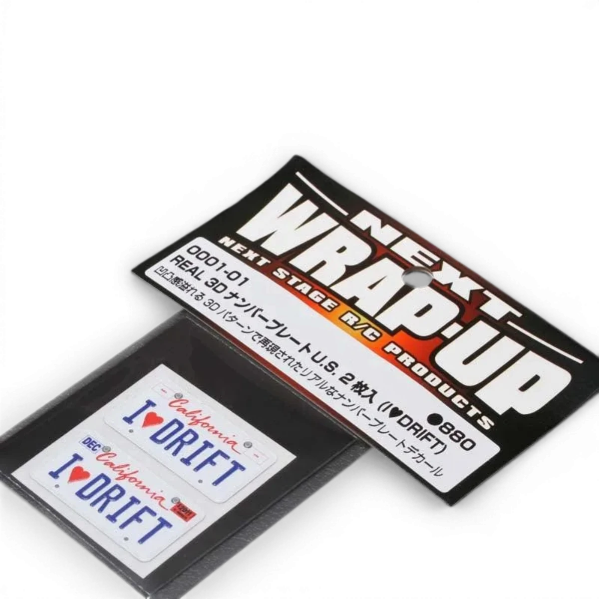 Autocollant plaque d'immatriculation I♥DRIFT de la marque Wrap-UP next, décoratif pour voiture, visible en gros plan.