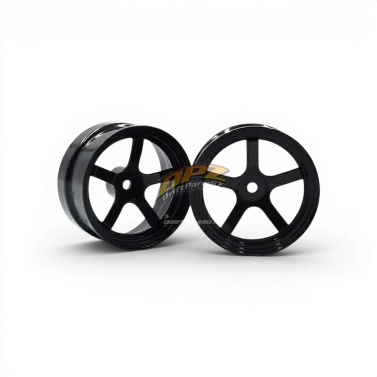 Jantes DP5 noires avec décalage de 8mm, roues de la marque Team Reve D, visibles en gros plan.