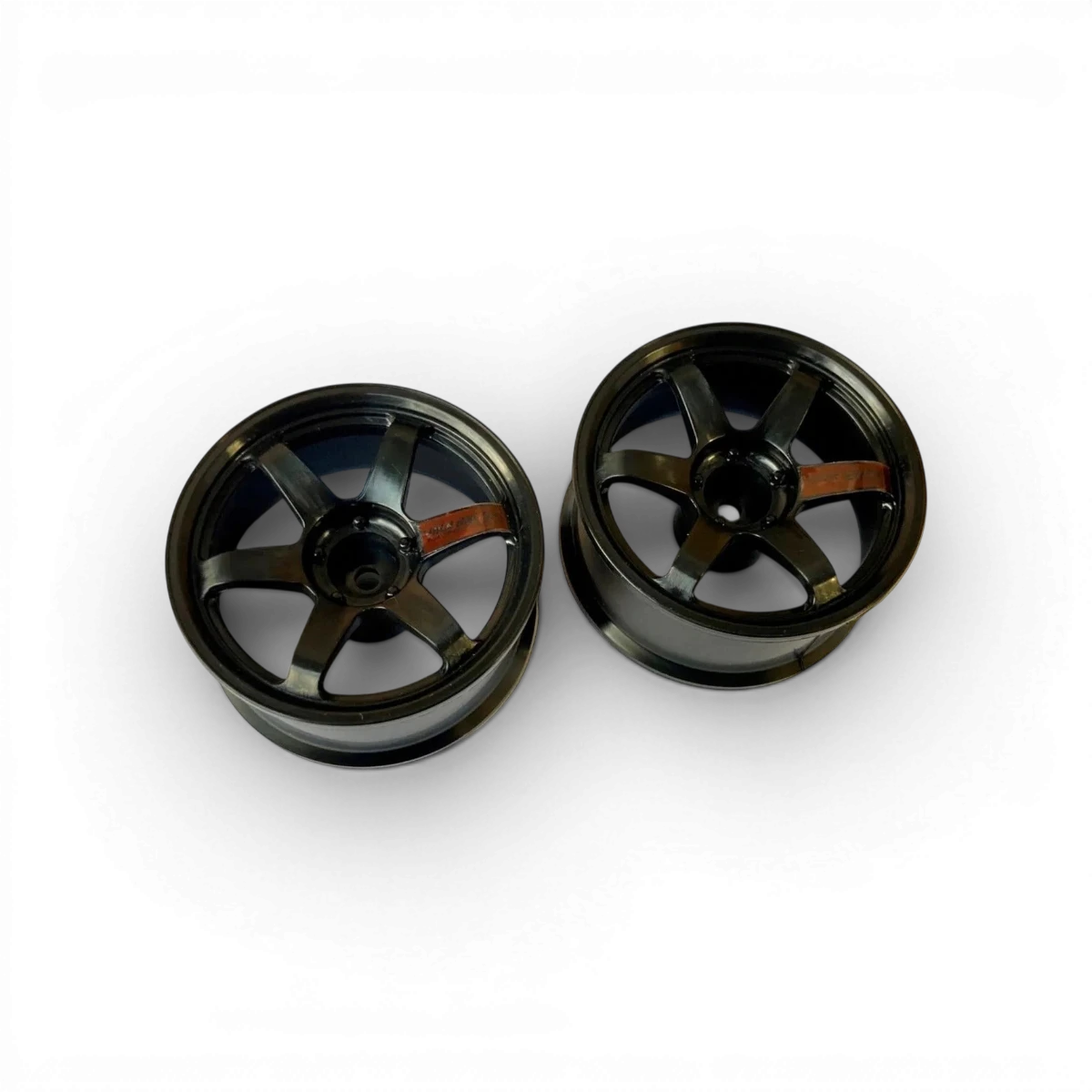 Jantes TE37 haute traction noires de Custom lab's, roues légères et robustes pour véhicule sportif.