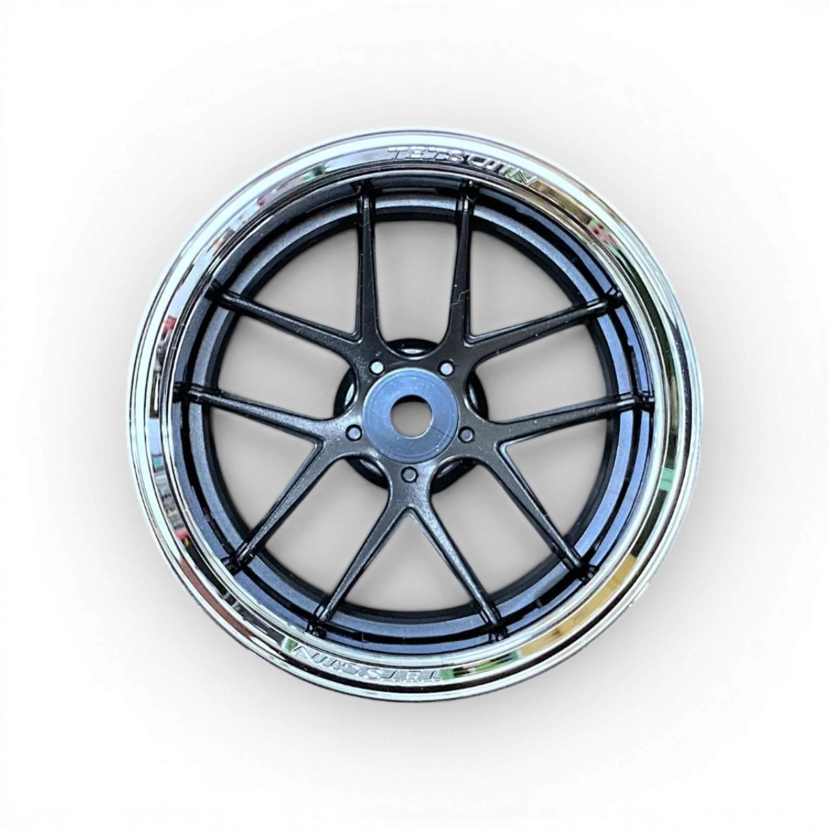Roues Tetsujin Jasmine chromé et noir, style élégant avec finition brillante, visibles en détail dans l'image.