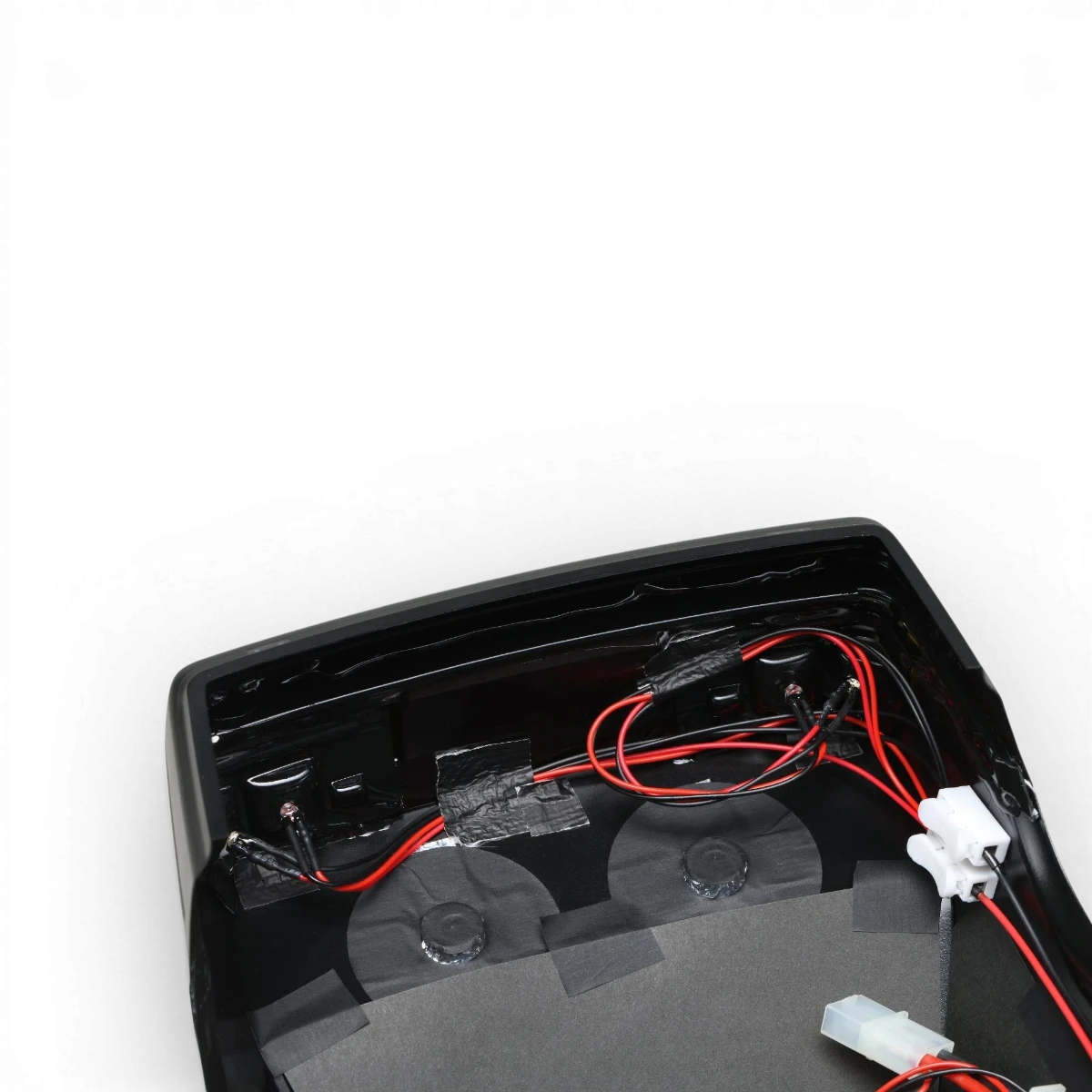 Kit LED pour Toyota AE86 Levin 2 portes, pièce de customisation de la marque Team Yokomo, visible avec composants LED.