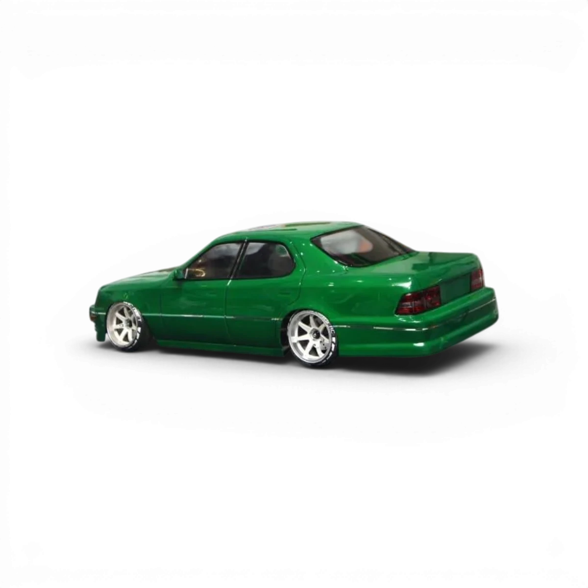 Carrosserie Lexus LS400 de Aplastics RC, vue détaillée de la carrosserie en plastique pour voiture RC Lexus LS400