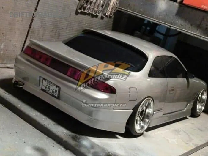 Ensemble de spoilers de luxe pour S14 Silvia, personnalisé par D'magic JP, visible avec finitions élégantes et aérodynamiques.