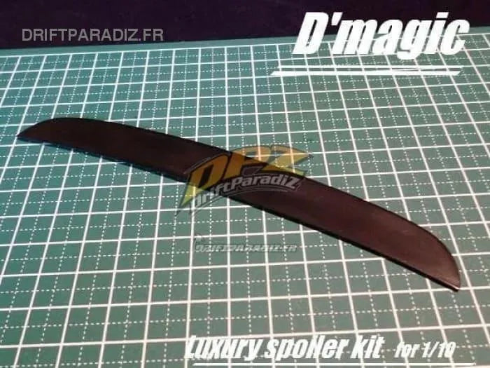 Luxusní spoiler typu 1 od značky D-magic jp namontovaný na voze, elegantní povrchová úprava a personalizovaný design.
