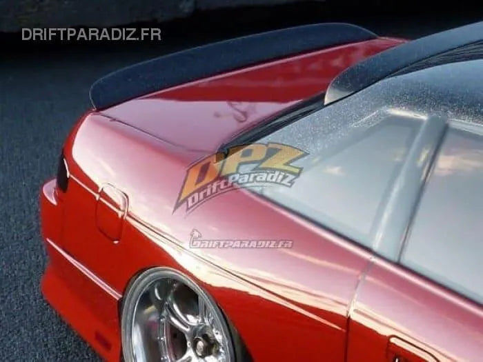 Luxusní spoiler typu 1 od značky D-magic jp, personalizovaný design pro vozidlo, elegantní povrchová úprava, viditelná v detailu.