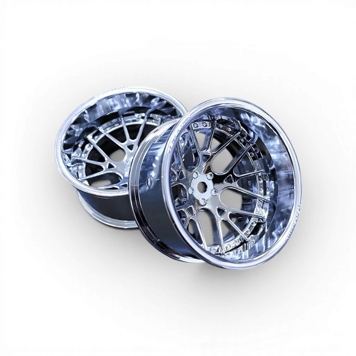 Ensemble de roues Lychoris Tetsujin en chrome, montrant le design brillant et la finition lisse sur chaque roue.