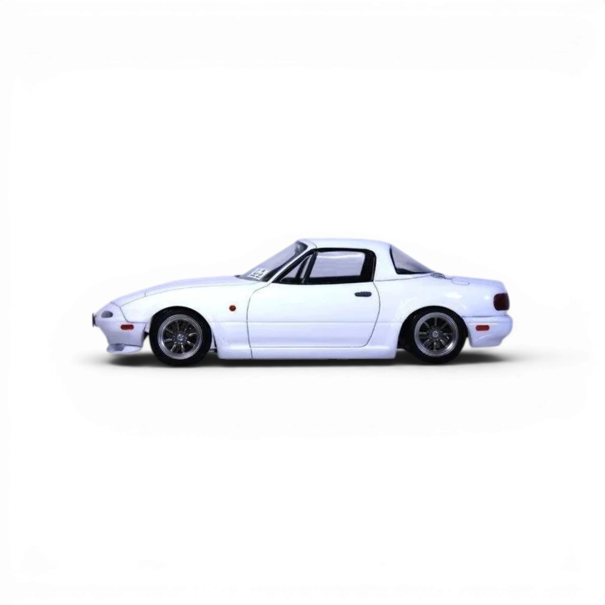 Carrosserie pour Mazda MX-5 NA Eunos Roadster, modèle Pandora RC, vue de face avec détails de la carrosserie.