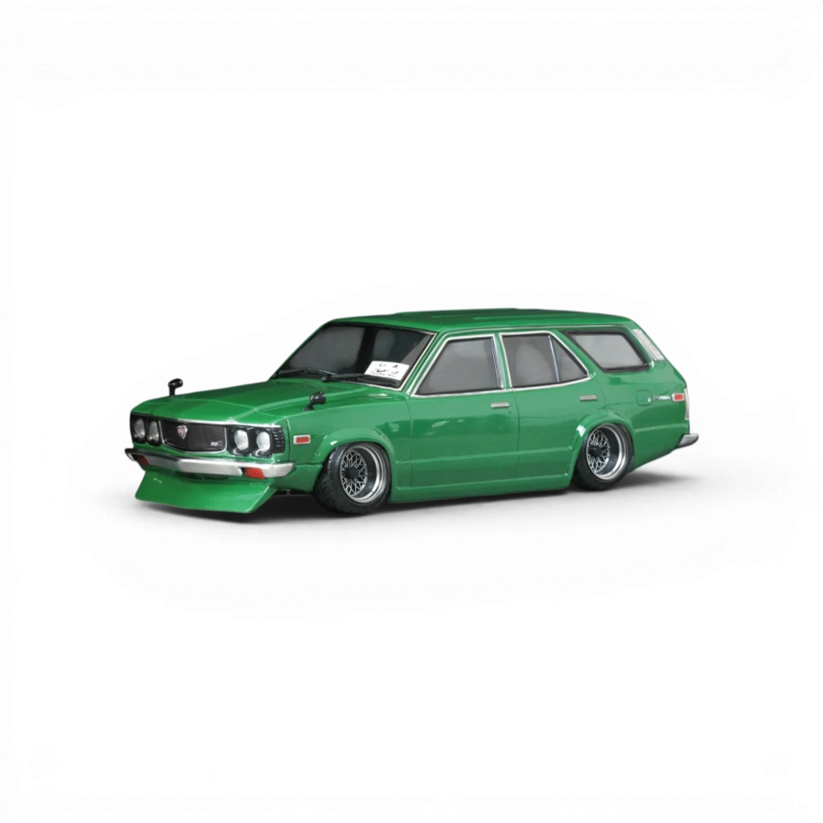 Voiture radiocommandée Pandora RC Mazda RX-3 Savanna Sports Wagon avec carrosserie détaillée, vue de face sur le modèle réduit.
