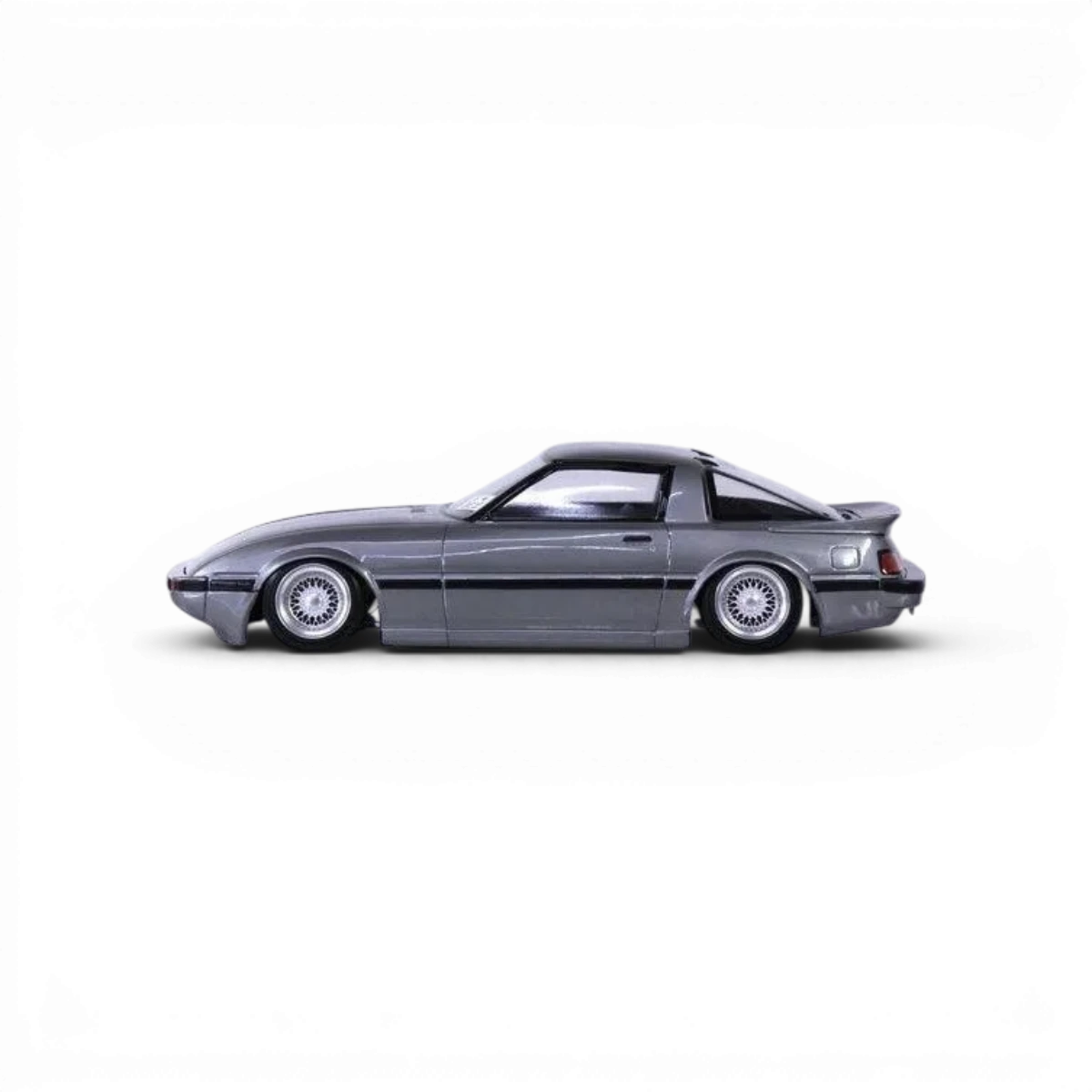 Modèle réduit Mazda Savanna RX-7 SA22C en carrosserie Pandora RC, détails réalistes et finition précise.