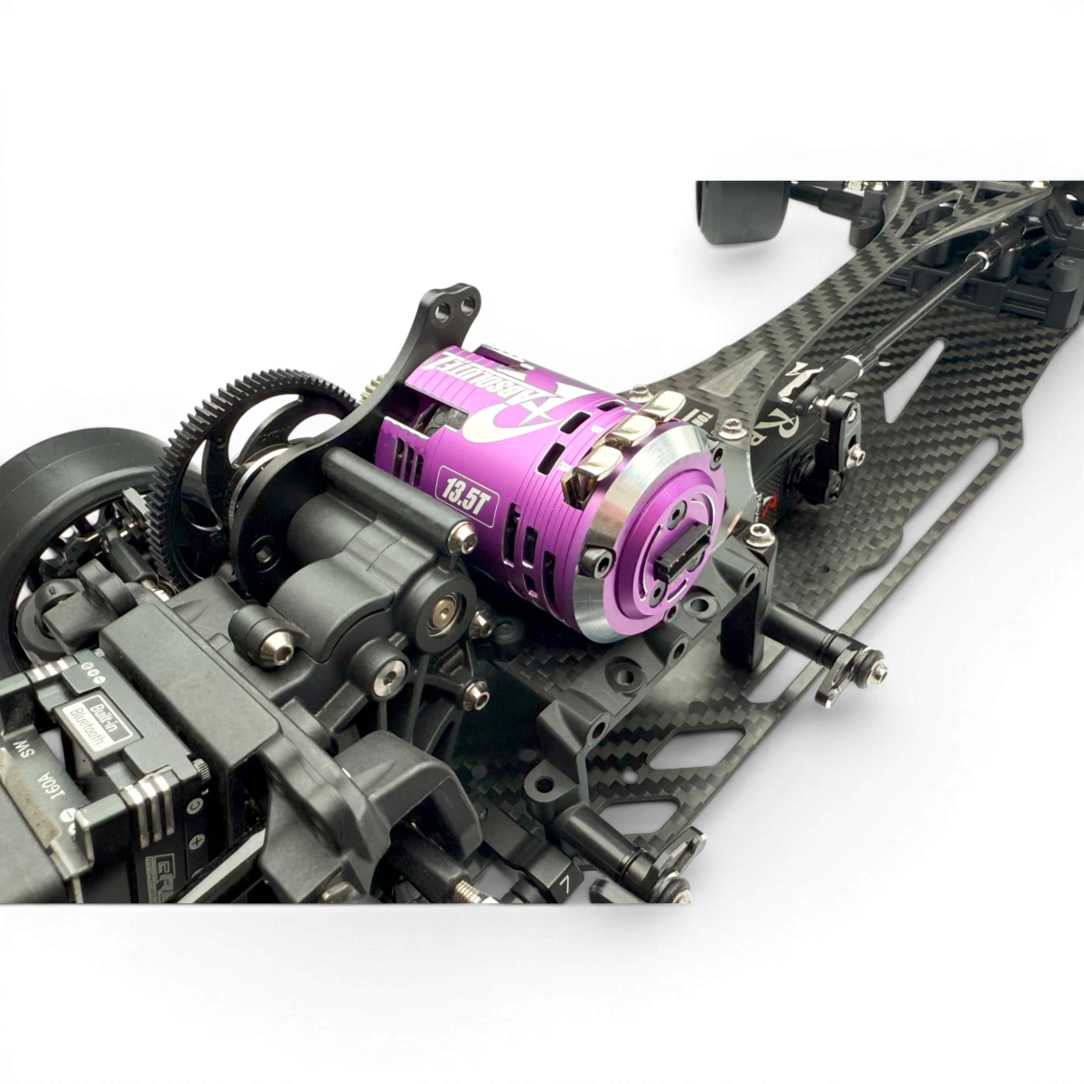 Moteur brushless Absolute 10.5T de Team Reve D, moteur électronique pour voiture RC, vue en gros plan.