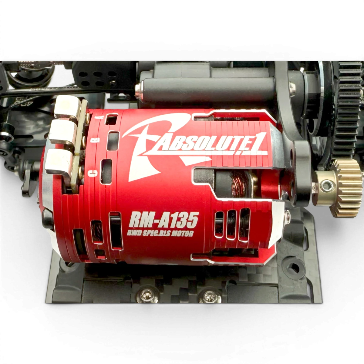 Moteur brushless Absolute 13.5T de Team Reve D, moteur électronique pour modèles RC, avec composants visibles.