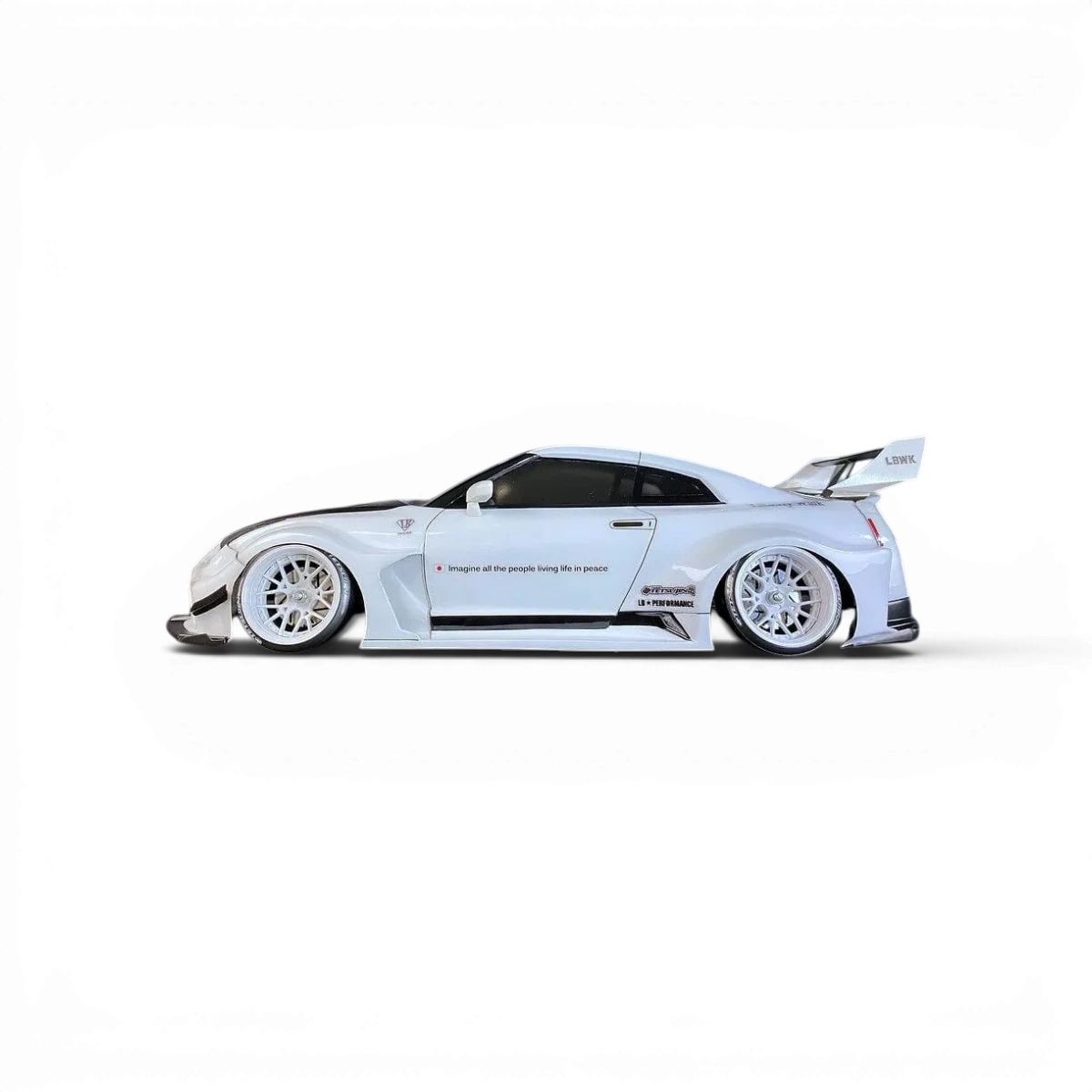 Silhouette de la carrosserie Nissan GTR par Tetsujin, design sophistiqué en noir avec détails de la voiture.