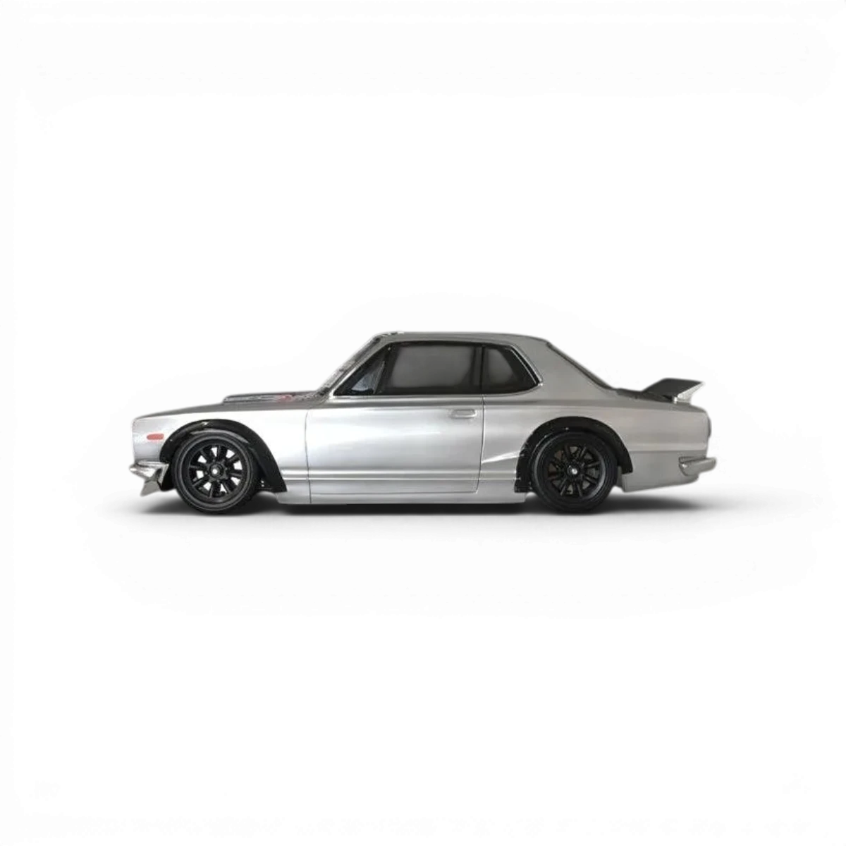 Modèle réduit de la carrosserie Nissan Skyline 2000GT-R KPGC10 de Pandora RC, vue de face avec détails de la voiture.