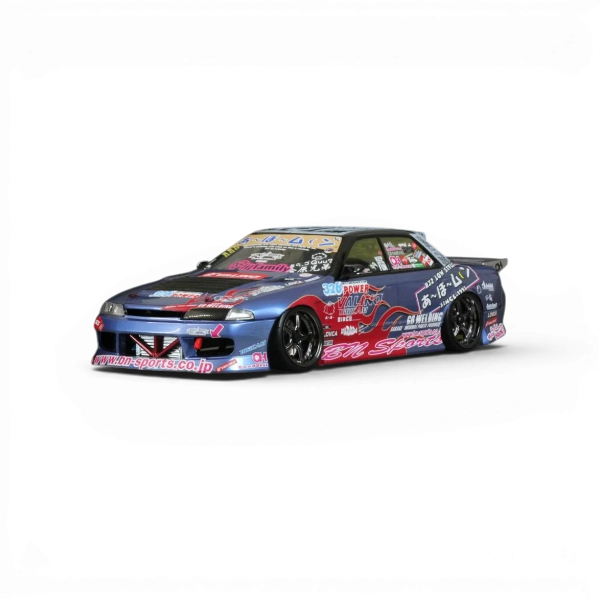 Carrosserie Nissan Skyline HCR32 4 portes BN Sports de Pandora RC, vue de face avec détails de la carrosserie.