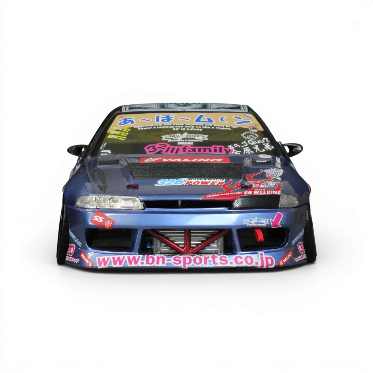 Carrosserie Nissan Skyline HCR32 4 portes BN Sports de Pandora RC, vue de face avec détails de la carrosserie.