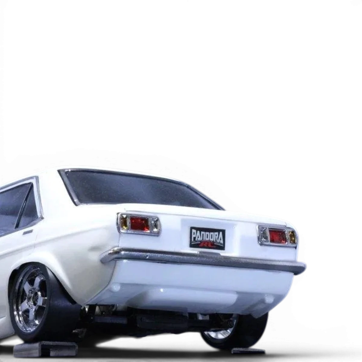 Carrosserie pour Nissan Sunny B110 de Pandora RC, couleur bleue avec détails réalistes et design précis.
