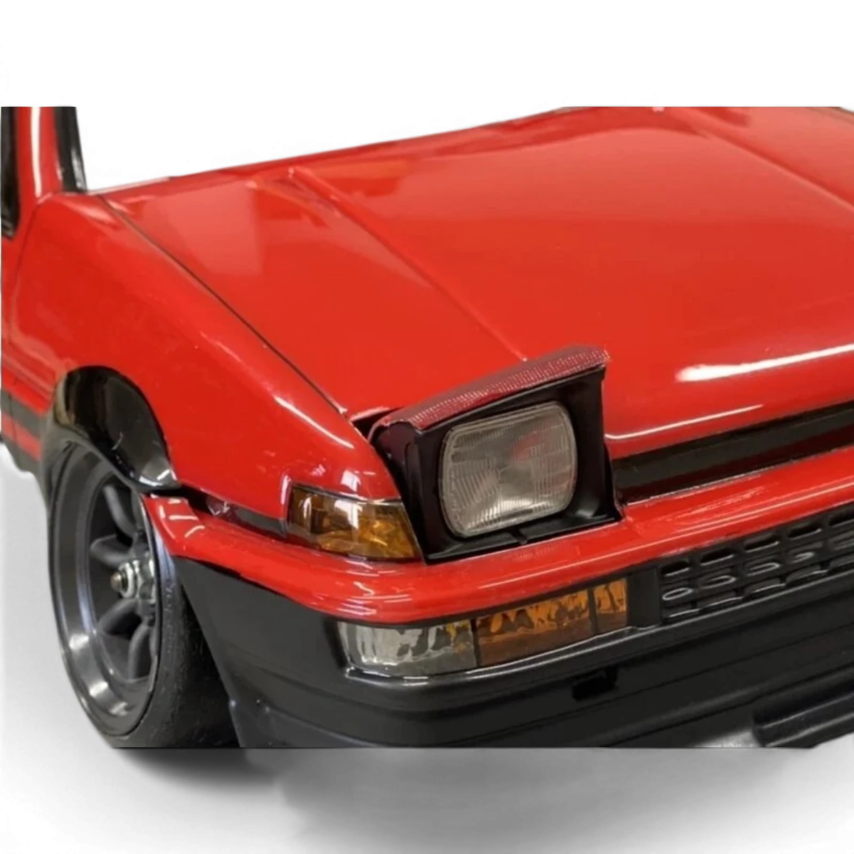 Phares escamotables pour Toyota AE86 Trueno, accessoires de customisation Pandora RC, visibles en position ouverte et fermée.