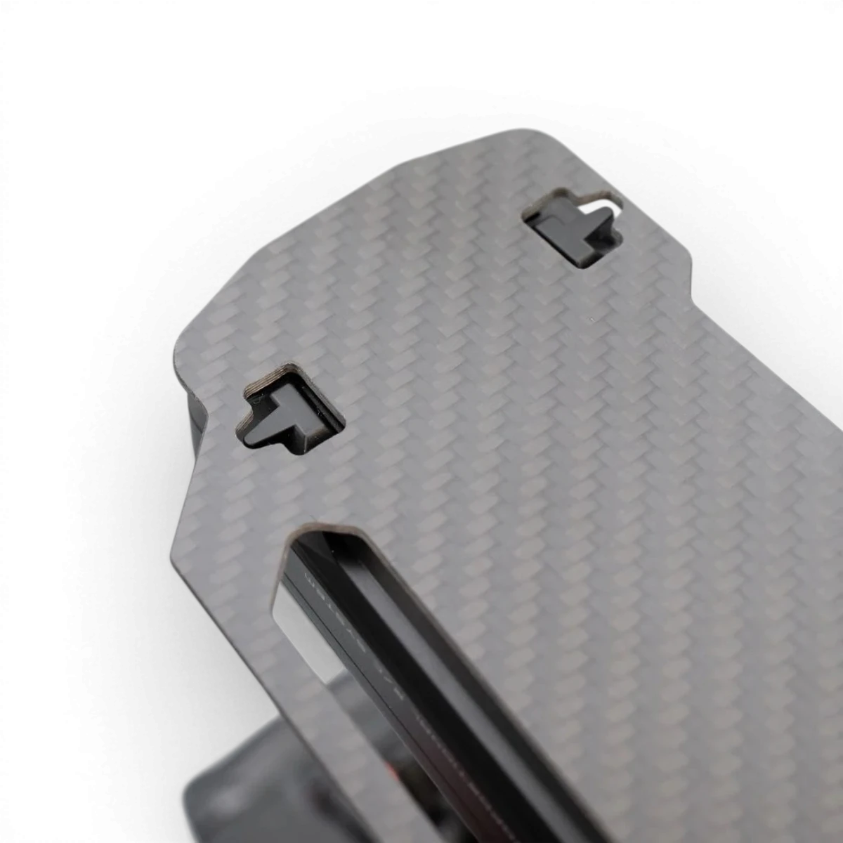 Plaque anti-basculement en carbone mat pour modèle Futaba, fabriquée par KaizenRC, montrée en gros plan.